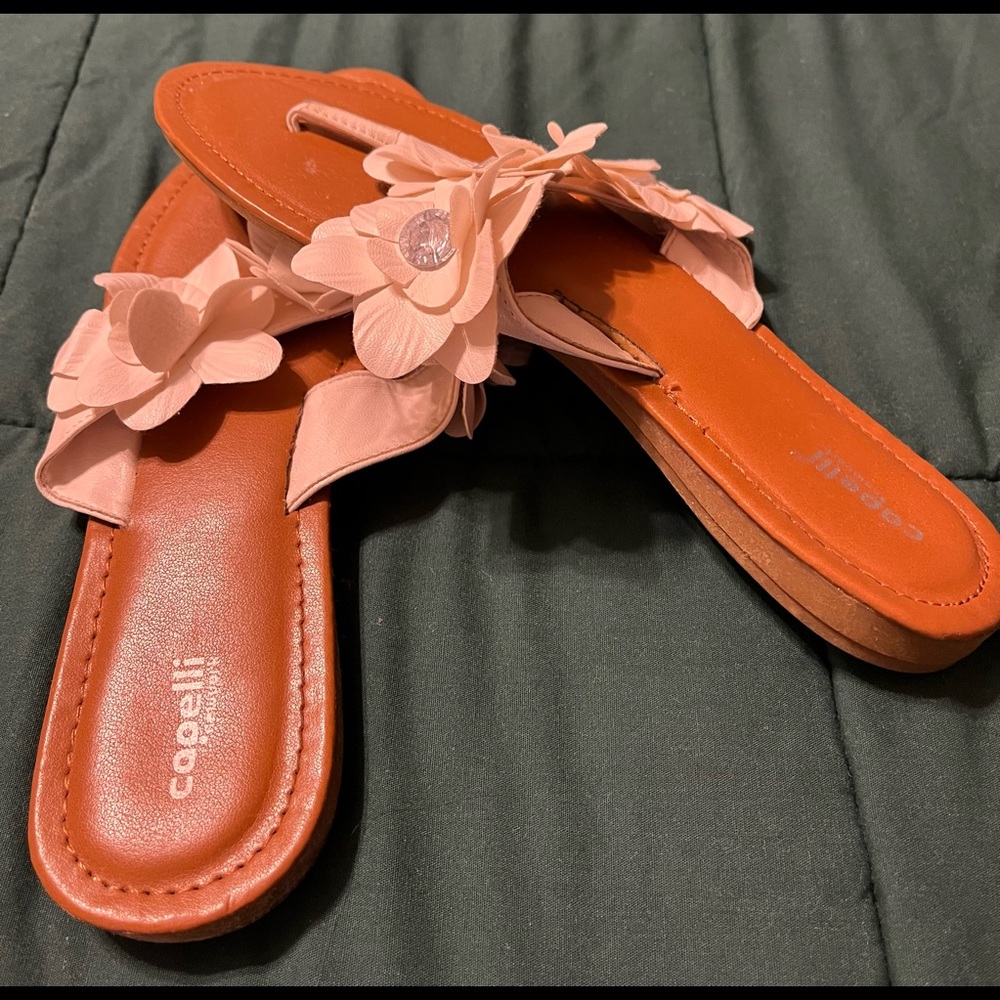 Capelli of New York Off white sandals, size 8, with crystal accents on flowers - Picture 3 of 5